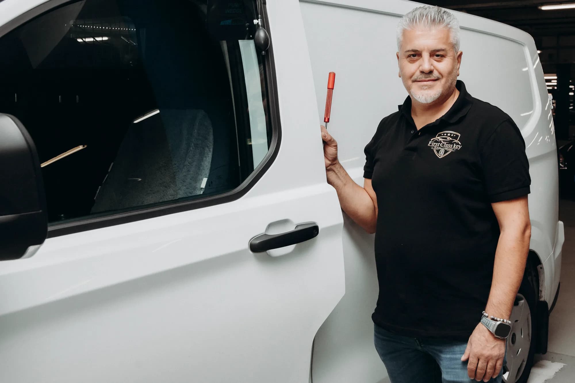 Güngör Demir, Inhaber von First Class Key, am mobilen Servicefahrzeug für Autoschlüssel-Notdienst in Stuttgart und Sindelfingen