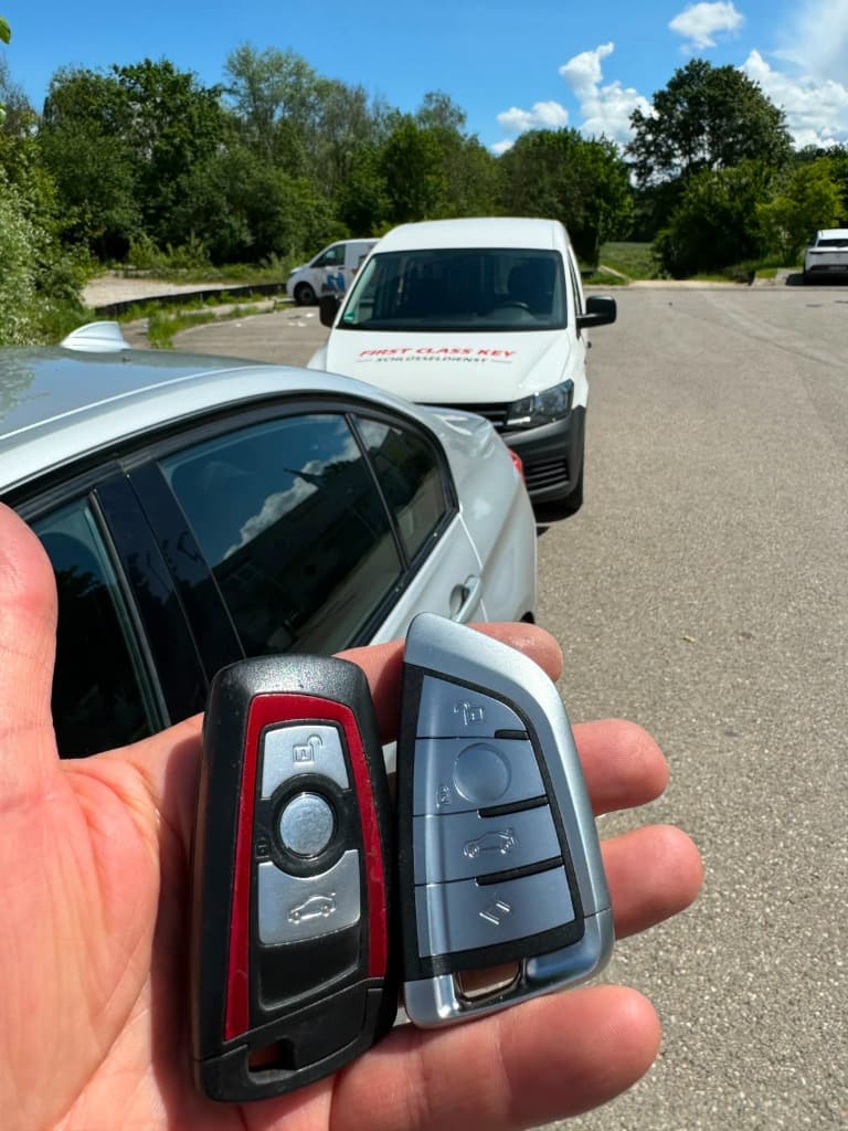 Mechaniker repariert das Gehäuse eines Autoschlüssels vor Ort