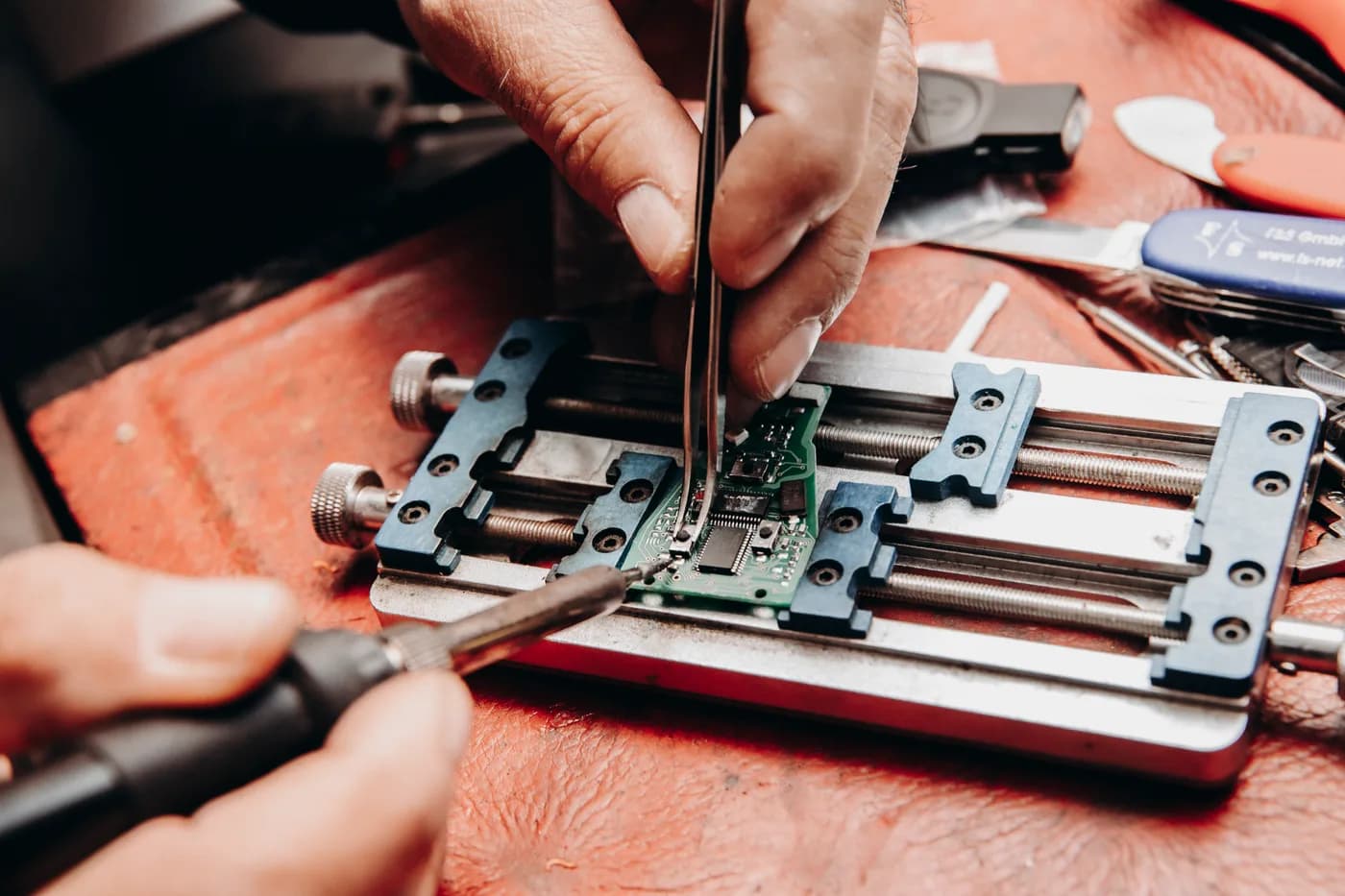 Platine eines Autoschlüssels wird für die Reparatur der Elektronik geöffnet